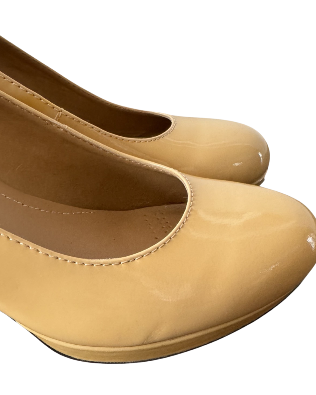 CLARKS Artisan Size 6 Patent Leather Pumps Nude Cushioned Round Toe 3.25" Heel
