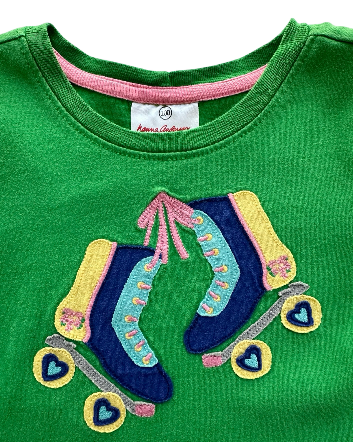 4T (100-cm) Toddler Girl Hanna Andersson Green Retro Rollerskate Appliqué Top.