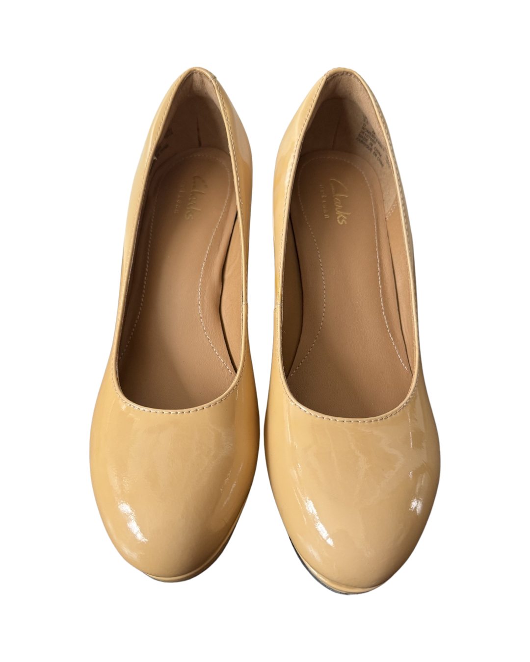 CLARKS Artisan Size 6 Patent Leather Pumps Nude Cushioned Round Toe 3.25" Heel