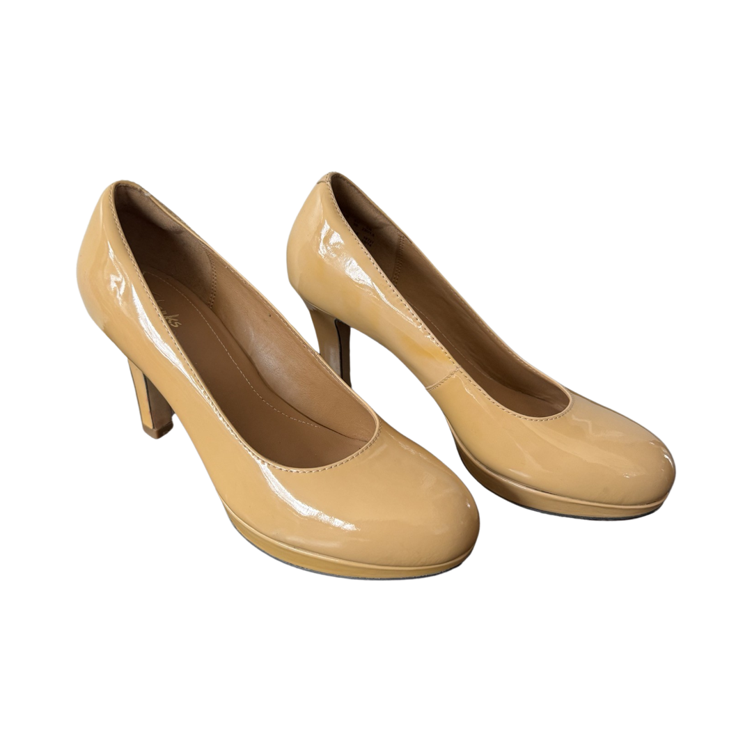 CLARKS Artisan Size 6 Patent Leather Pumps Nude Cushioned Round Toe 3.25" Heel
